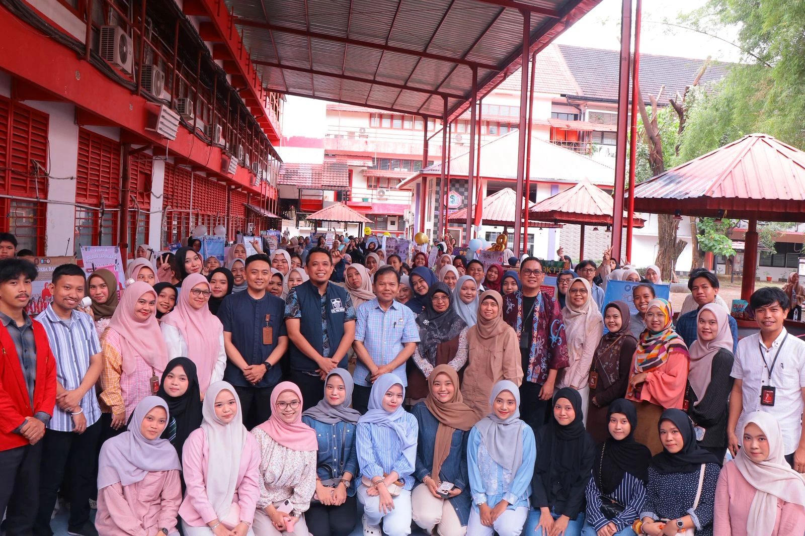 Dekan FKM Unhas, Prof. Sukri Palutturi, bersama pengelola dan mahasiswa PBL II FKM Unhas berfoto bersama usai pembukaan Expo Eksplorasi Aset dan Pemecahan Masalah, yang menampilkan hasil pemetaan potensi komunitas sebagai fondasi pembangunan kesehatan berbasis masyarakat di Sulawesi Selatan, Rabu (11/2/2026).